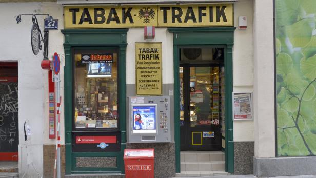 Ein Tabak-Trafik-Geschäft mit Zigaretten, Zeitungen und Lotterieprodukten in Wien.