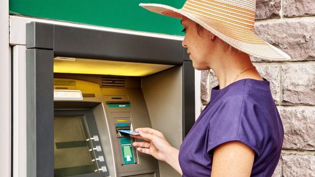 Kunden haben künftig die Wahl zwischen herkömmlichen und mobilen Bankomaten.