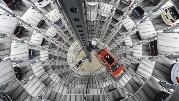 Blick in einen vollautomatischen Turm für die Lagerung von Neuwagen.