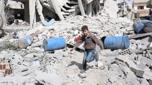 Ein Junge in der Stadt Deir al-Asafir nahe Damaskus - die Gebäude wurden durch die Luftwaffe Assads zerstört.