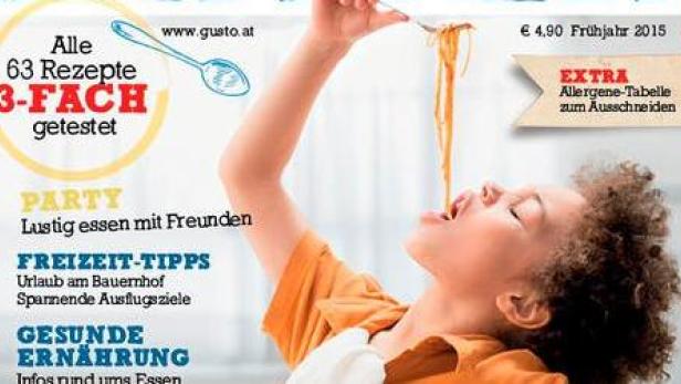 Eine junge Frau isst Spaghetti von einer Gabel.