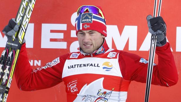 Petter Northug of Norway celebrates on the podium as he wears the overall leader red jersey after winning the men&#039;s FIS World Cup cross-country skiing 35km free pursuit race from Cortina d&#039;Ampezzo to Dobbiaco January 3, 2013. REUTERS/Alessandro Garofalo (ITALY - Tags: SPORT SKIING)
