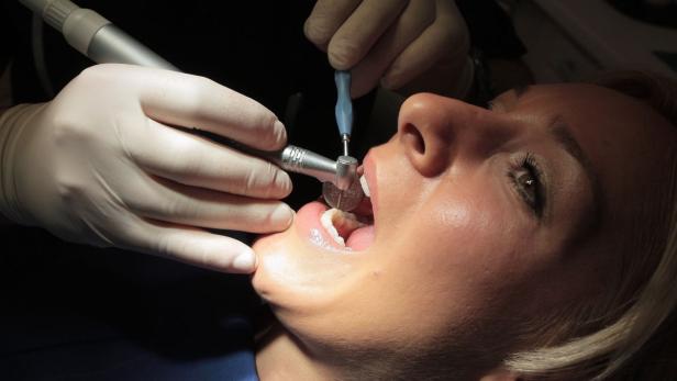 In Deutschland wurde ein Zahnarzt als Betrüger angeklagt, jetzt soll er in Wien arbeiten