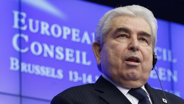 Cyprus&#039; President Demetris Christofias addresses a news conference after a European Union leaders summit in Brussels December 14, 2012. European leaders agreed on Friday to press on with further steps to tackle their debt crisis but German Chancellor Angela Merkel threw out a proposal to boost risk-sharing with a fund to help euro zone states in trouble. REUTERS/Francois Lenoir (BELGIUM - Tags: POLITICS BUSINESS)