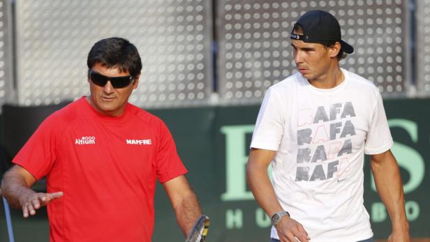 Rafael Nadal mit seinem Onkel und Trainer Toni Nadal auf einem Tennisplatz.