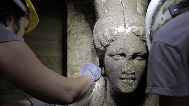 Alexander der Große: Funde vor Grabeingang
