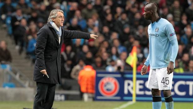 epa03460696 Manchester City head coach Roberto Mancini (L) speaks to Mario Balotelli during the UEFA Champions League group D soccer match Manchester City vs Ajax Amsterdam at the Etihad stadium in Manchester, Britain 06 November 2012. EPA/Lindsey Parnaby