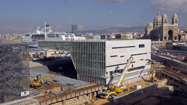 A general view shows the construction site of the Villa Mediterranee cultural centre in Marseille, November 16, 2012. The centre, based next to the new Museum of Civilizations from Europe and the Mediterranean (MuCEM) will open 2013 as the southern French city becomes the European Capital of Culture. REUTERS/Jean-Paul Pelissier (FRANCE - Tags: BUSINESS CONSTRUCTION SOCIETY ENTERTAINMENT CITYSPACE)