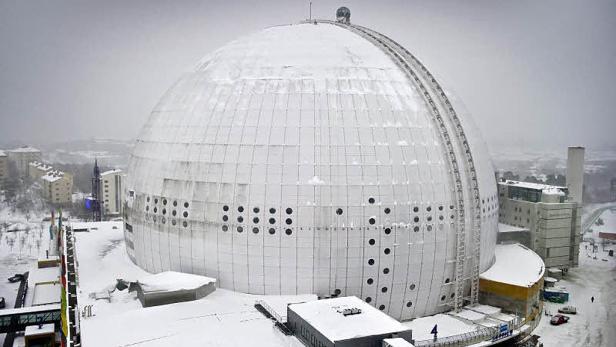 Der schneebedeckte Ericsson Globe in Stockholm an einem Wintertag.