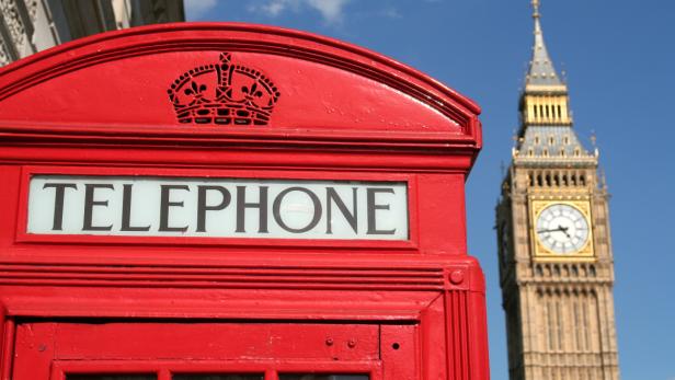 So kennt man die typisch roten Telefonzellen Großbritanniens. Die &quot;red boxes&quot;, wie Engländer sie gerne nennen, gelten durch ihre auffällige Gestaltung als Sehenswürdigkeit und beliebtes Fotomotiv für Touristen. Auch die Briten selbst lieben sie heiß. Doch zum Telefonieren werden die nicht einmal einen Quadratmeter großen Häuschen kaum mehr genutzt.