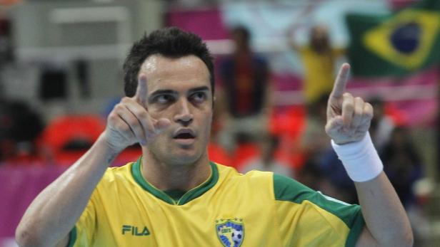 Ein brasilianischer Futsal-Spieler feiert mit erhobenem Zeigefinger ein Tor.