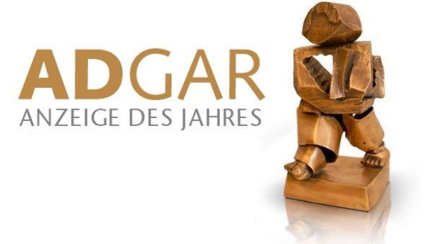 Die ADGAR-Trophäe „Anzeige des Jahres“ steht auf einem Sockel.