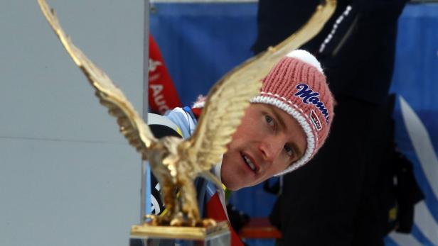 Germany&#039;s Severin Freund looks at the overall four hills trophy after his second jumping of the 61st four-hills ski jumping tournament in Garmisch-Partenkirchen, southern Germany, January 1, 2013. Norway&#039;s Anders Jacobsen won the competition ahead of Austria&#039;s Gregor Schlierenzauer and Norway&#039;s Anders Bardal. REUTERS/Michael Dalder(GERMANY - Tags: SPORT SKIING)