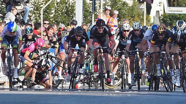 Eine Gruppe von Radrennfahrern während eines Rennens.