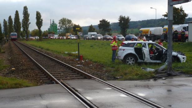 Das Auto prallte in St.Pölten-St.Georgen gegen einen Triebwagen der Leobersdorfer Linie.