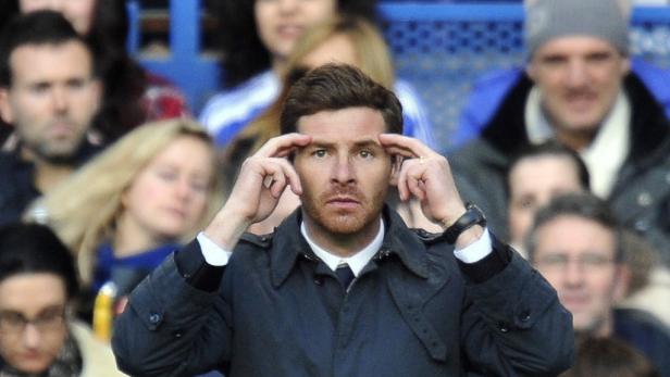 André Villas-Boas gestikuliert während eines Fußballspiels mit seinen Händen an der Stirn.