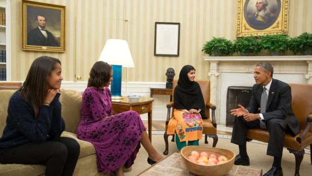 Barack Obama trifft Malala Yousafzai mit Michelle und Malia Obama im Oval Office.