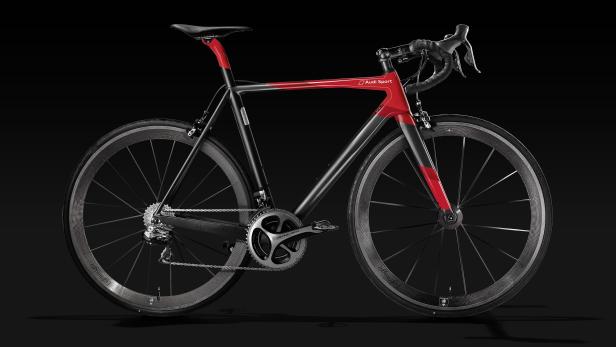 Ein schwarzes und rotes Audi Sport Rennrad vor schwarzem Hintergrund.