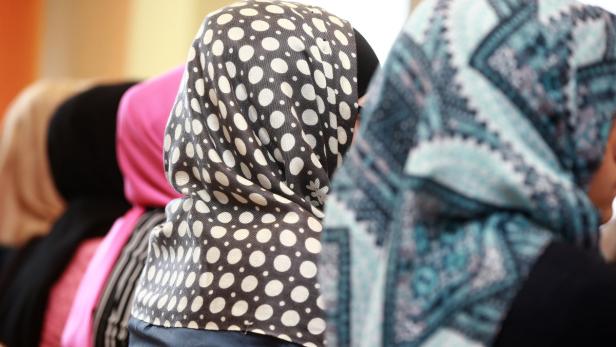 Mehrere Frauen tragen bunte Kopftücher.