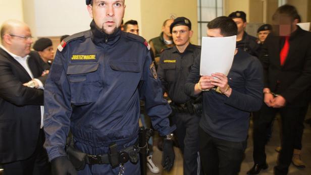 Angeklagte und Justizwachebeamte am Landesgericht in Salzburg zu Prozessbeginn am 2. März.