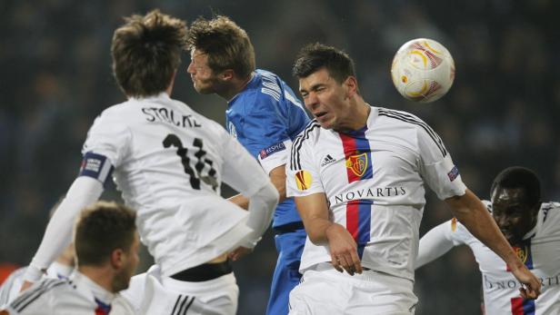 Ein Fußballspieler köpft den Ball während eines Spiels.