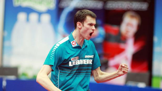 Ein Tischtennisspieler jubelt mit geballter Faust.