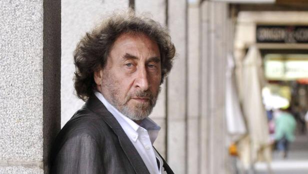 epa01878148 A picture dated 27 September 2009 shows British writer Howard Jacobson posing for photographs during an interview on the ocassion of The Guardian Hay Festival in Segovia, Spain. EPA/JUAN MARTIN MISIS