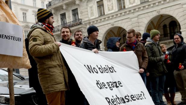 Die Sozialistische Jugend demonstriert vor der SPÖ-Sitzung gegen die Steuerreform.