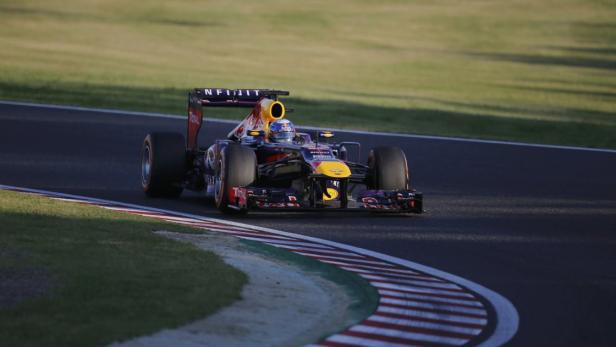 Ein Formel-1-Rennwagen fährt auf einer Rennstrecke.