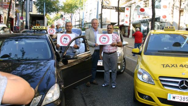 Wiens Taxi-Branche in Aufruhr: „Wir lassen die geschäftlichen Grundlagen von Uber prüfen“, kündigt Taxi-Vize-Obmann Gökhal Kuskin (mi.) an. Man sammelt Unterschriften.