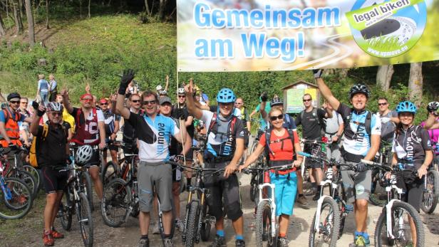 Gruppe &quot;legal biken&quot; kündigte weitere Kundgebungen gegen das weit verbreitete Fahrverbot für Mountainbiker auf Forststraßen an