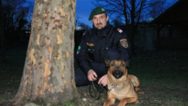 Hundeführer Erich Bandat mit Diensthund Amun