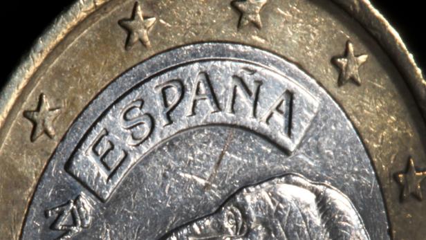 epa03254657 An illustration shows a close-up view of the &#039;Espana&#039; stamping on a Spanish One Euro coin, as seen in Duesseldorf, Germany, 08 June 2012. Spain is to apply to the eurozone&#039;s bailout fund on 09 June 2012 for help to recapitalize its ailing banks, sources familiar with the matter told German Press Agency dpa on 08 June 2012. Spanish lenders need billions to shore up their accounts, but cannot tap into a government fund because Madrid is itself saddled with debt. The country&#039;s borrowing costs have surged in recent weeks to levels which forced Portugal, Ireland and Greece to ask for financial lifelines. EPA/MARTIN GERTEN