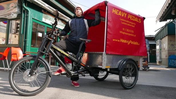 Der Pick-up des Fahrradboten: Auf den ersten Blick erinnert dieses Lastenrad an China. Doch bei genauerer Betrachtung ist zu sagen, dass die Radkutsche aus Mössingen in Baden-Württemberg einem Hightech-Fahrzeug entspricht. Der verlässliche Elektromotor, der bereits beim Anschieben anspricht und auch lange Anfahrtswege erlaubt, die Scheibenbremsen, der extrastabile Rahmen, der Rückspiegel – da lassen uns die Deutschen wieder einmal wissen, wer die solidesten Fahrzeuge der Welt baut (und es sind nicht die Chinesen).