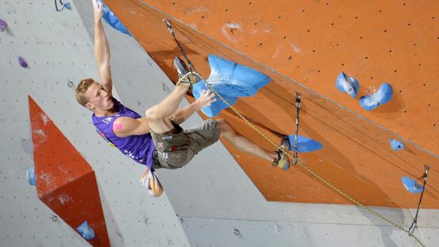 Fingerfertig: Jakob Schubert hat die Wand und die Gegner im Griff.