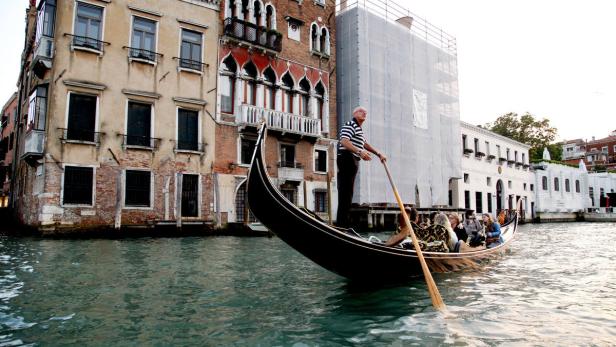 Billiger ist der Klassiker: die Gondelfahrt auf Venedigs Canal Grande. Der Gondoliere trägt das passende Outfit. Eine halbe Stunde kostet 41 Euro bei GetYourGuide ...