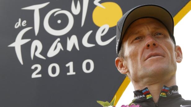 Radioshack team rider Lance Armstrong of the U.S. poses on the podium in Paris after the final 20th stage of the 97th Tour de France cycling race between Longjumeau and Paris in this July 25, 2010, file photo. REUTERS/Eric Gaillard/Files (FRANCESPORT DAY - Tags: SPORT CYCLING)