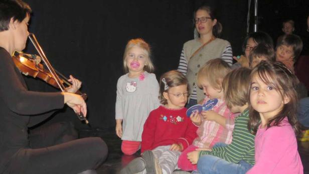 &quot;Pantalone&quot;-Geigerin von &quot;Tschüss Mond&quot; nach der Vorstellung mit Kindern