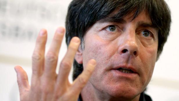 Joachim Löw gestikuliert mit der Hand vor seinem Gesicht.