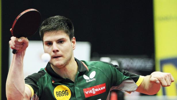 Ein Tischtennisspieler schlägt den Ball mit seinem Schläger.