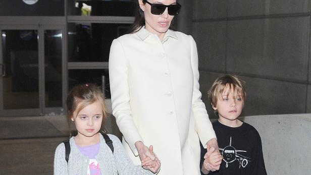 Angelina Jolie mit ihren Kindern Vivienne und Knox Händchen haltend.