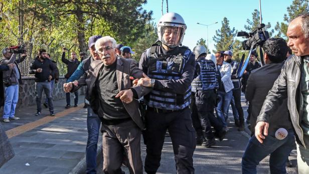 Die Polizei nimmt in der Stadt Diyarbakir einen Demonstranten fest