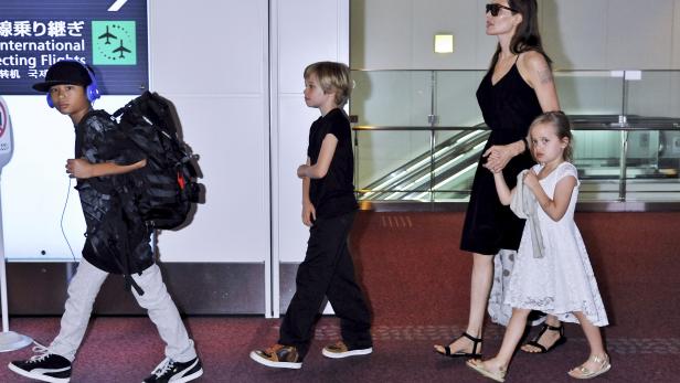 Zwölf Nannys arbeiten bereits für Angelina Jolie und Brad Pitt. Sie kümmern sich abwechselnd um ihre sechs Kinder. Doch ihre Hilfe scheint Jolie nicht genug zu sein.