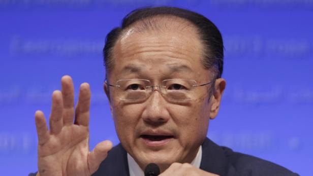 Jim Yong Kim spricht vor einem blauen Hintergrund.