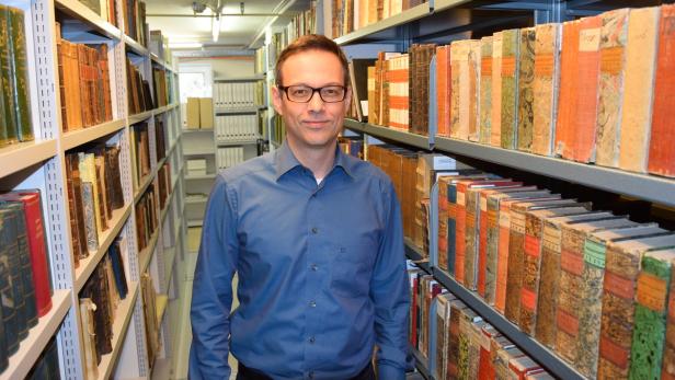Michael Hess an seinem Arbeitsplatz, der Landesbibliothek in Eisenstadt. Hier kümmert er sich um die alten Bestände und widmet sich nebenbei der Forschung