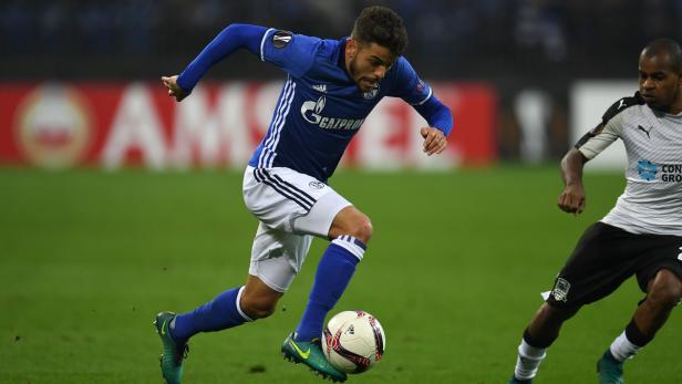Ein Fußballspieler des FC Schalke 04 dribbelt den Ball.