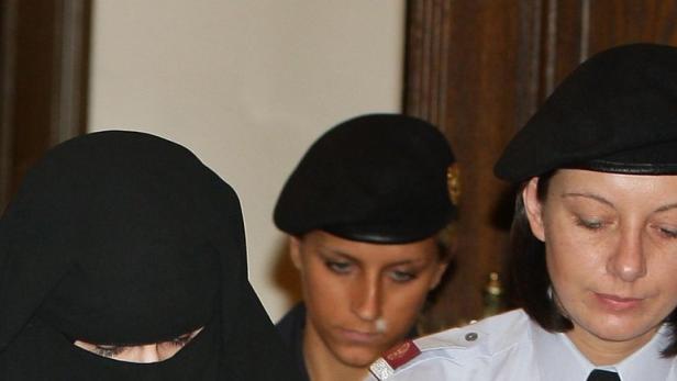 Mona S. am Weg zum Terrorprozess im Jahr 2008: Die damals 22-Jährige weigerte sich, ihren Schleier abzunehmen und wurde des Saals verwiesen.
