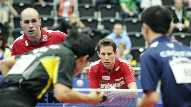 ETTU TISCHTENNIS EM 2013: GARDOS / HEBESOHN Daniel Habesohn und Robert Gardos (im Hintergrund) verloren das Finale 1:4.