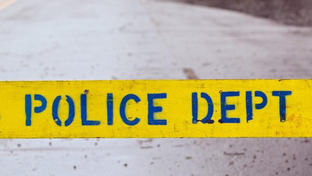 Ein gelbes Absperrband mit der Aufschrift „Police Dept.“.