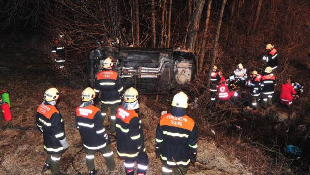 Auto stürzte in Ufergebüsch: Lenker aus Bach gerettet